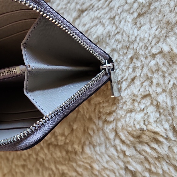 Beautiful Tory Burch Fleming Taupe Leather 3/4 Zippered Long Wallet 🩶🤎🎁 - Picture 10 of 15